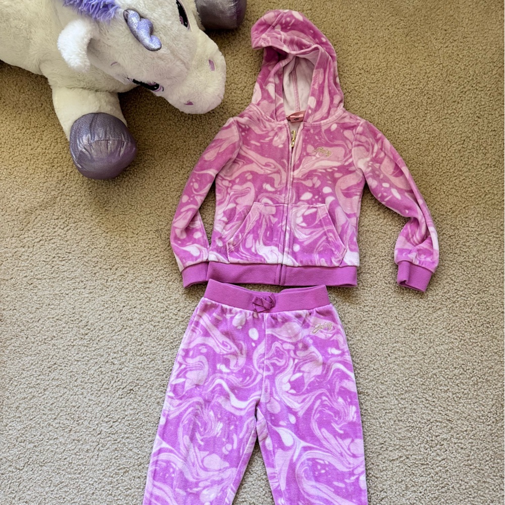 💜 Juicy Couture Kids Tie-Dye Velour Tracksuit – Sizes Available: 4T and 5 🤍 - Picture 4 of 8